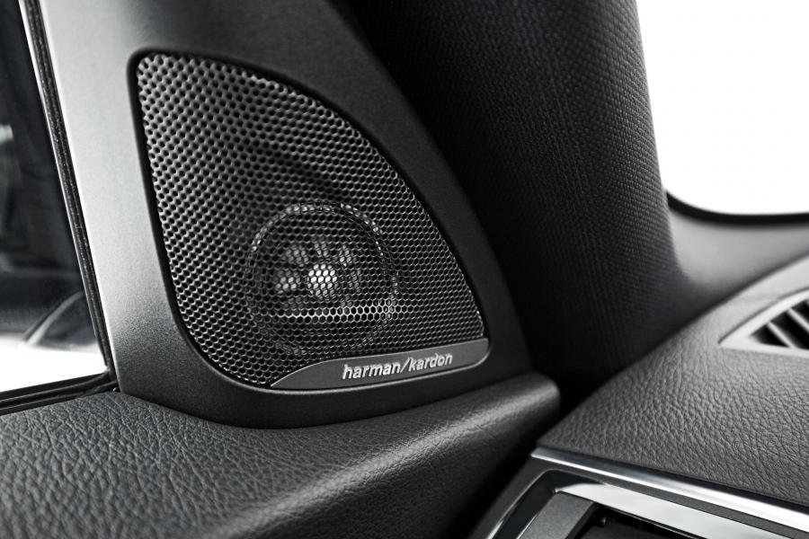 Детали интерьера BMW M240i xDrive Coupe 2017 года  (WW) (фото 102 из 116)